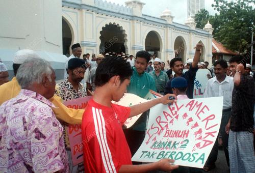 PG02-13_10_2000_BANTAH_AMERIKA_14012016