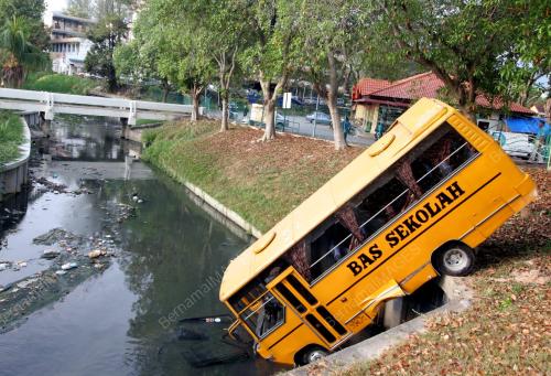 BAS SEKOLAH TERJUNAM