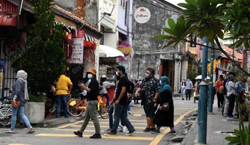 ORANG RAMAI KUNJUNGI PUSAT PPERANGINAN