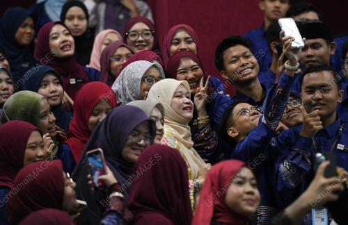 FADHLINA SIDEK