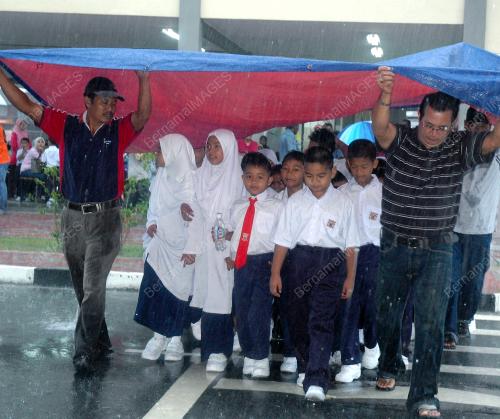 PG02_03012011_MURID_HUJAN