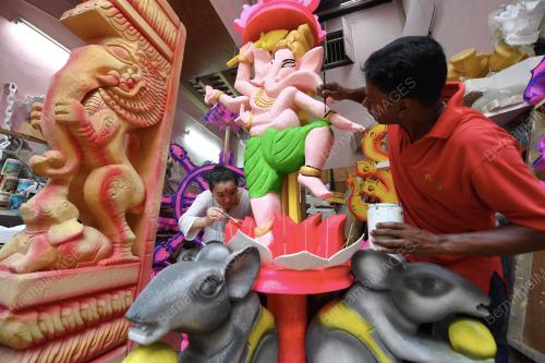 SUAMI ISTERI BUAT KAVADI