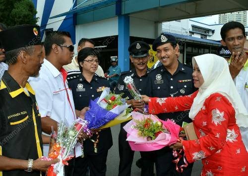 PG02_04052012_BUNGA_POLIS