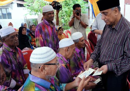 PG02_04082012_DUIT_RAYA