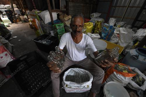 PENJUAL BOTOL KACA