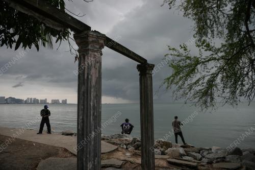 RIBUT PETIR DAN HUJAN LEBAT SERTA ANGIN KENCANG