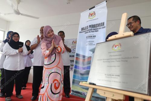 FADHLINA SIDEK