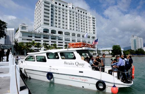 PG02_07082013_WATER_LIMOUSINE