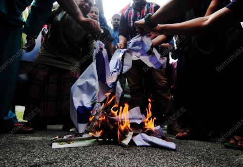 PG02_08122017_BAKAR_BENDERA