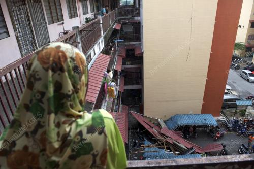 PG02_09042015_ROSAK_BUMBUNG