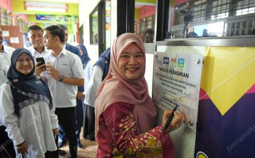 FADHLINA SIDEK
