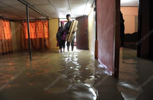 PG02_11082015_BANJIR_RUMAH