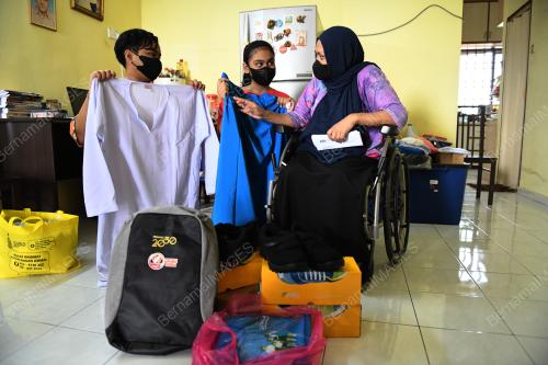 DUA BERADIK KEMBALI KE SEKOLAH