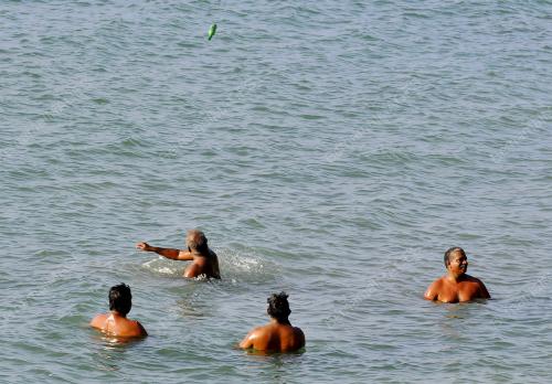 MANDI PANTAI