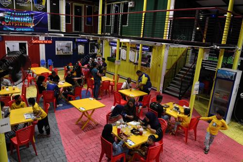 FOOD COURT ESPORT YOUTH CABIN