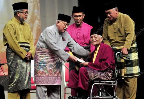 PG02_12122016_ANUGERAH_TOKOH