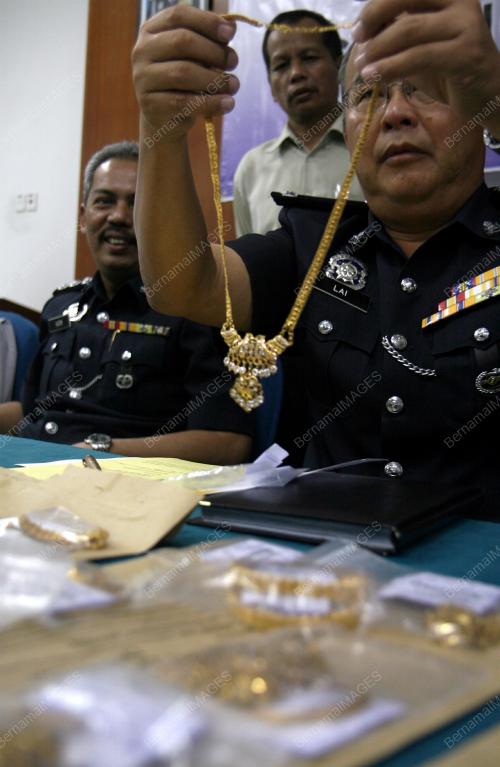 PG02_13012011_RANTAI_EMAS