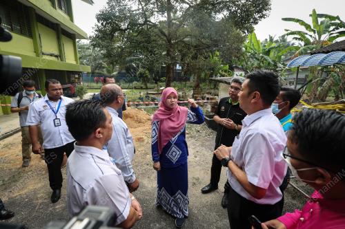 FADHLINA SIDEK
