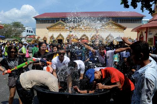 PG02_13042015_PESTA_AIR
