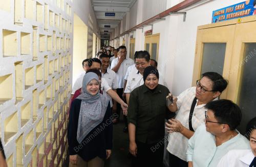 FADHLINA SIDEK