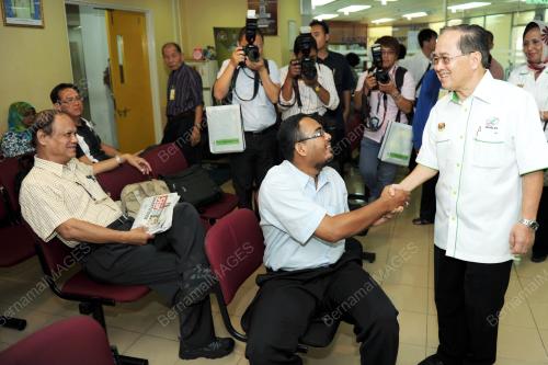 DATUK SERI DOUGLAS UGGAH EMBAS