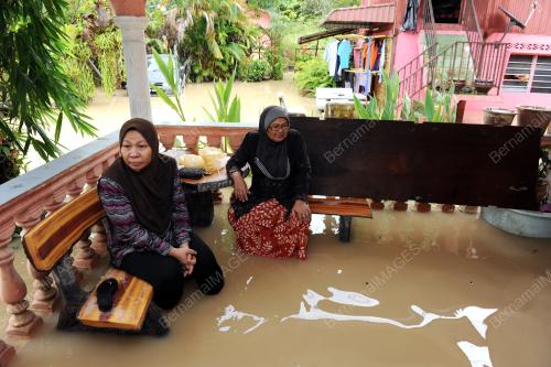 PG02_13102013_BANJIR_RENUNG