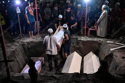 PENGKEBUMIAN EMPAT SEKELUARGA