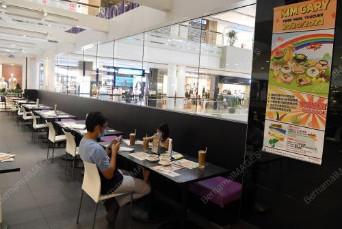 MAKAN DALAM PREMIS MAKANAN