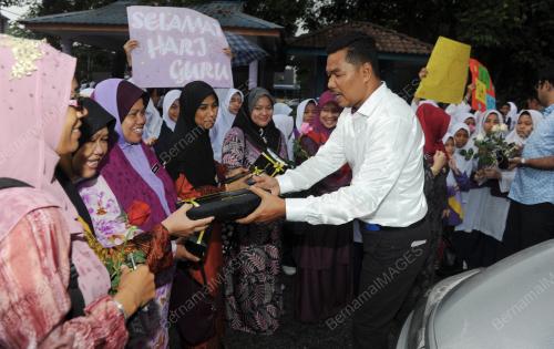 PG02_16052017_HADIAH_GURU_BN201705153741