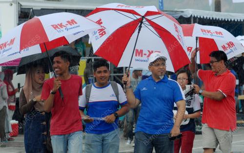 PG02_17042016_HUJAN_PAYUNG