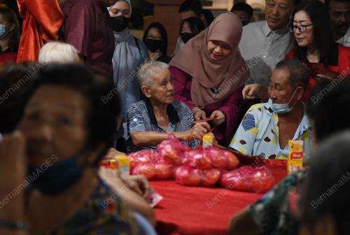 FADHLINA SIDEK