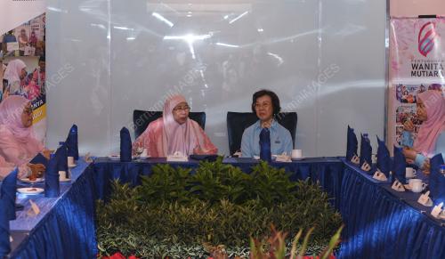 DATUK SERI DR WAN AZIZAH WAN ISMAIL