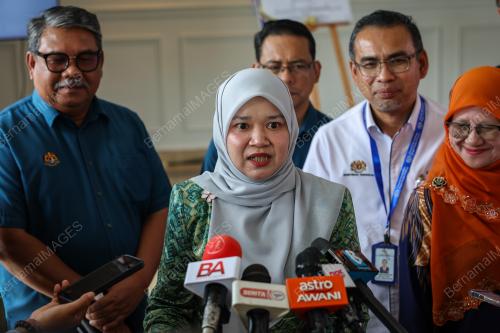 FADHLINA SIDEK