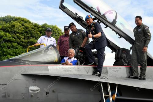 MENTERI PERTAHANAN LAWAT TUDM