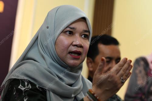 FADHLINA SIDEK