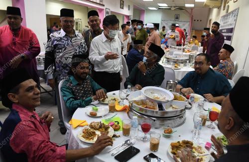 CHOW HADIR MAJLIS IFTAR