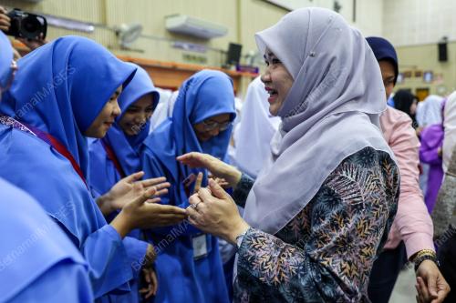 FADHLINA SIDEK