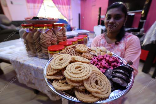 TEMPAHAN KUIH PERAYAAN DEEPAVALI