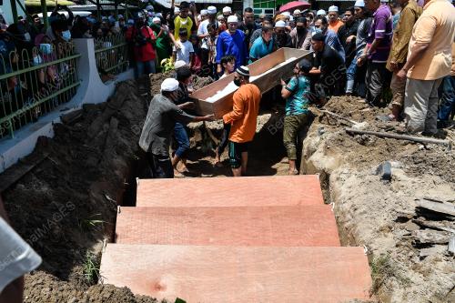 JENAZAH LIMA SEKELUARGA