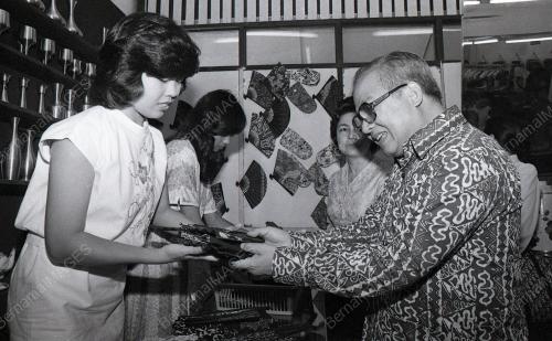 LAWAT KILANG BATIK