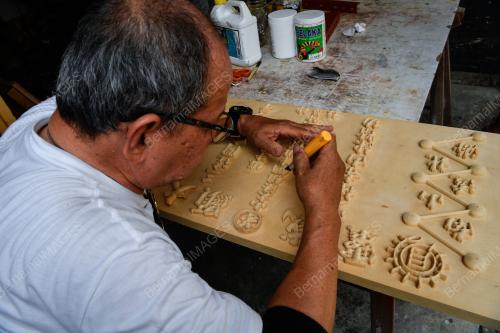PEMBUAT UKIRAN KAYU