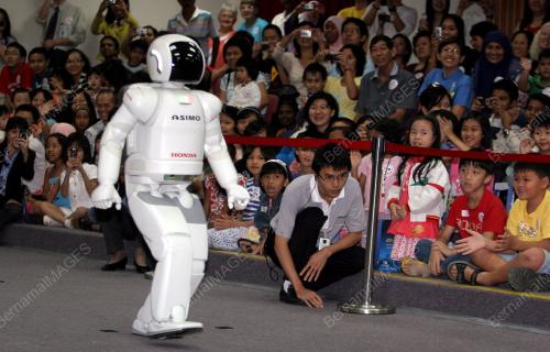 ROBOT ASIMO