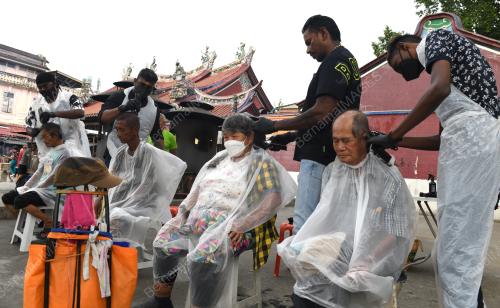 GUNTING RAMBUT PERCUMA