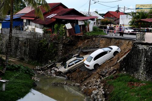 KERETA JATUH SUNGAI
