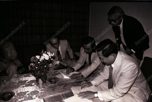 MENANDATANGANI PERJANJIAN
