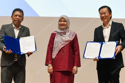 FADHLINA SIDEK