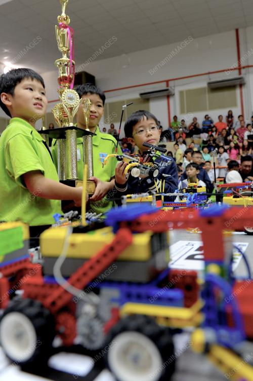 PERTANDINGAN ROBOT