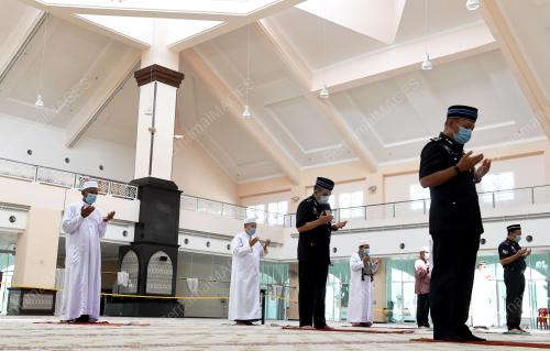 POLIS PANTAU MASJID
