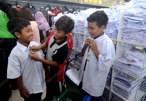 PAKAIAN SEKOLAH