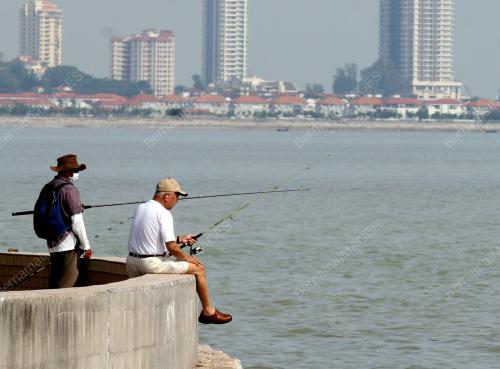 MEMANCING IKAN
